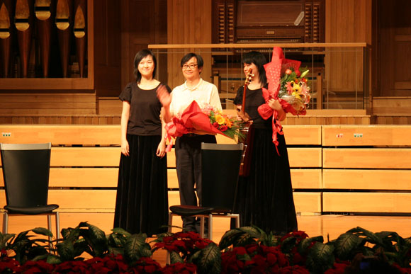 Wang Yameng en Duo avec Su Meng. Au centre : son professeur